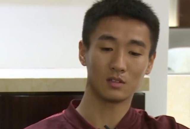 从周末夜现场起步的克里斯洛克在本片中扮演一对双胞胎兄弟，虽仍走喜剧路线，但演技上却有所突破《七个毕业生》内容简介中情局的精明探员凯文在黑帮组织中卧底，要完成一项阻止核武器流人黑市的机密任务，但就在他即将成功完成任务时却被杀身亡，由于已经到了破案的关键时刻，时间急迫，中情局在别无选择的情况下，只好安排凯文失散已久、并和凯文长相酷似的李生兄弟杰克来继续这项任务。